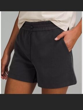 STUNNING LULULEMON HIGH RISE SOFTSTREAM SHORTS